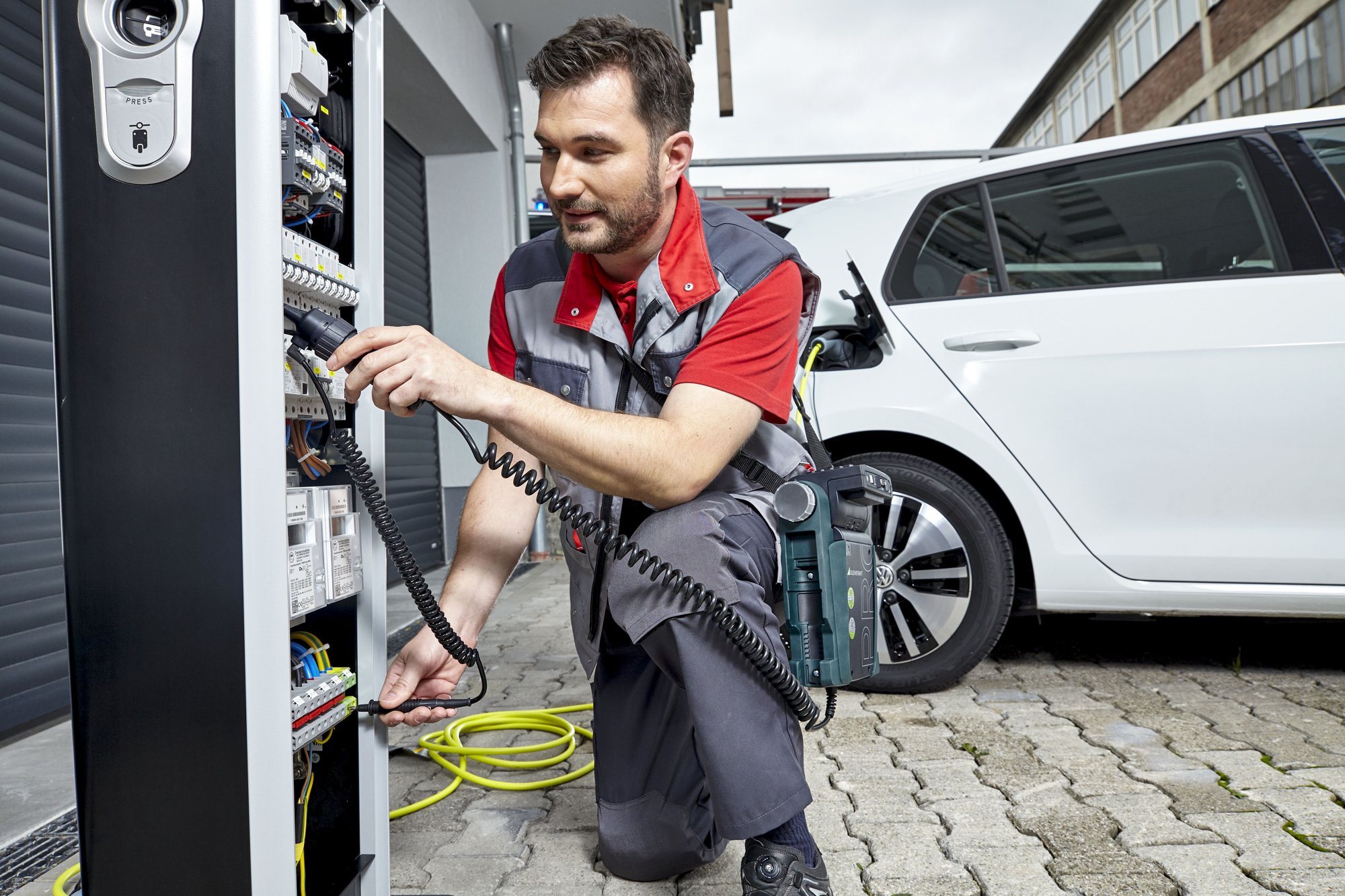 Service-Techniker überprüft Ladesäule für Elektroauto